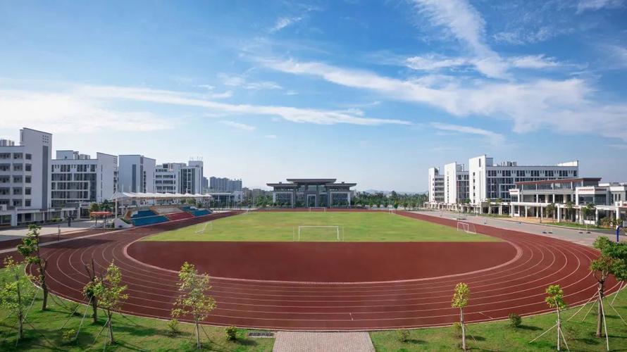 全寄宿,纯公办的重点高中,直属于惠州市教育局